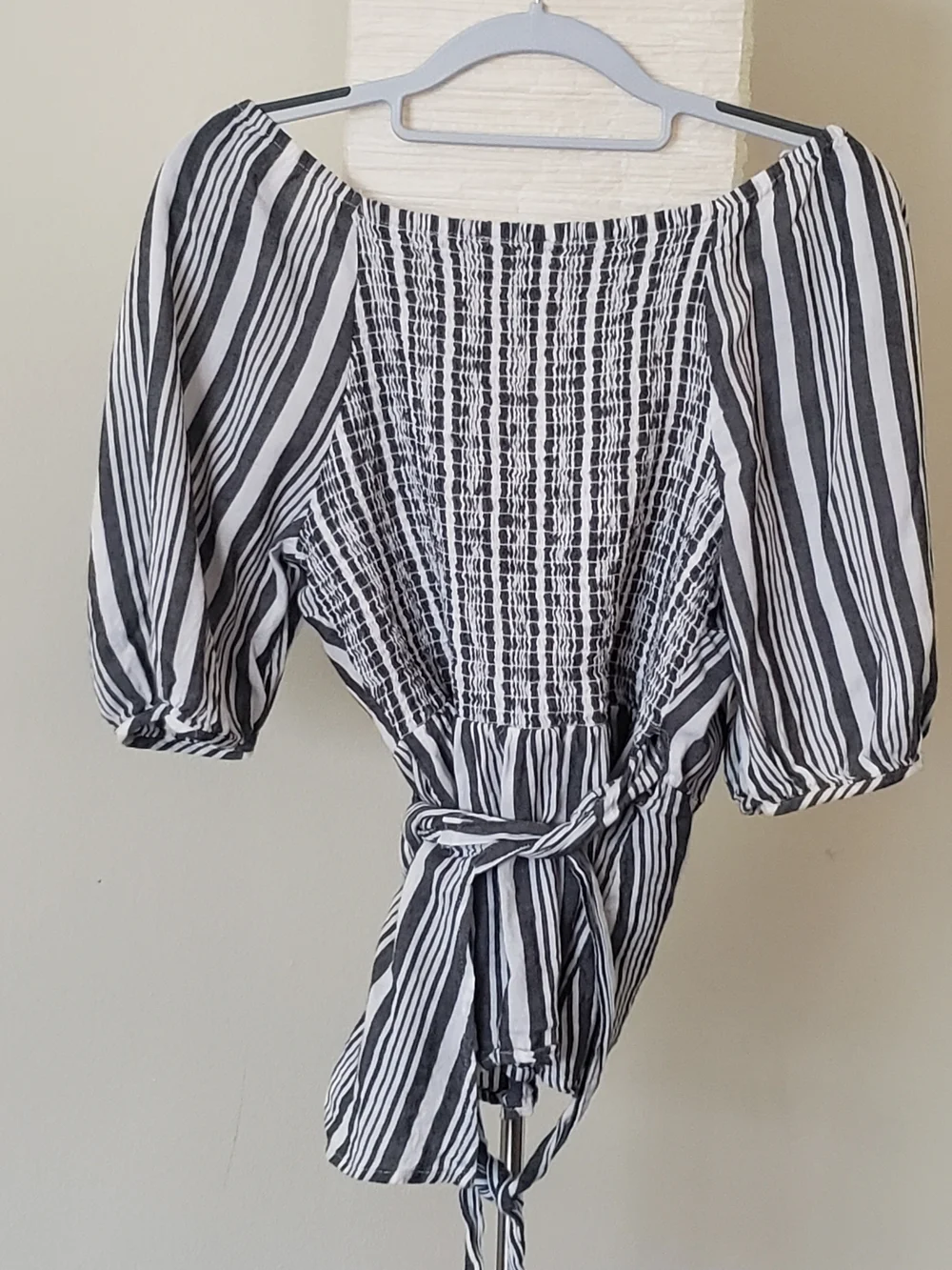 Old Navy Striped Gray & White Wrap Tie Waist Blouse, Size M